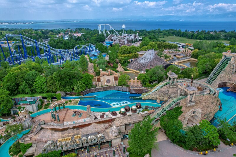 Vogelperspektive auf die Wasserattraktionen im Gardaland Freizeitpark
