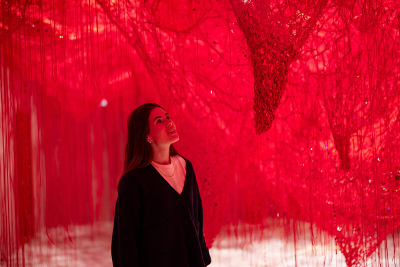 Frau im Kristallpalast in den Swarovski Kristallwelten Wattens