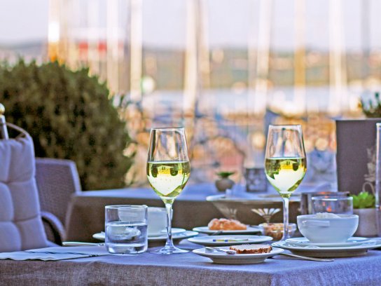 gedeckter Tisch auf der Terrasse