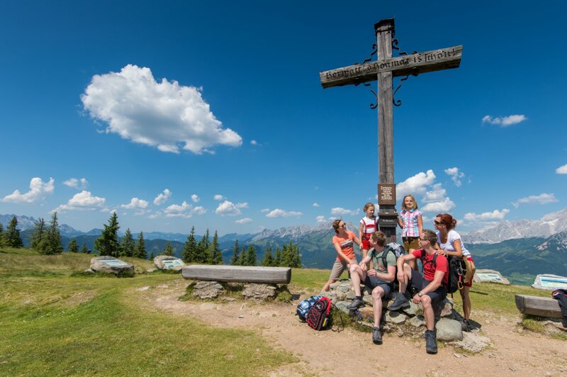 Wanderer am Gipfelkreuz des Rossbrands