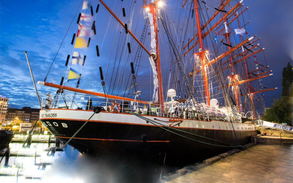 Kieler Hafen mit Segelschiff