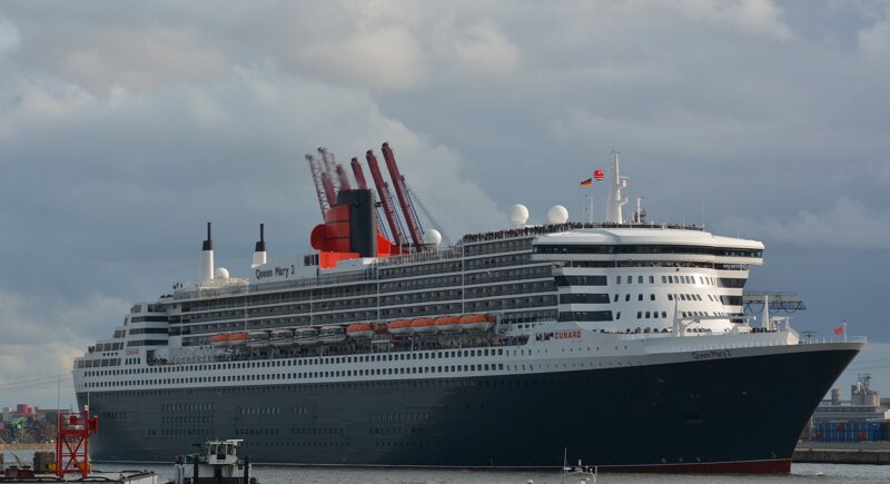 großes Kreuzfahrtschiff auf der Elbe