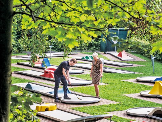 Familie beim Minigolf