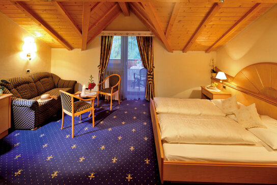 Doppelzimmer mit Sofa und Sitzecke