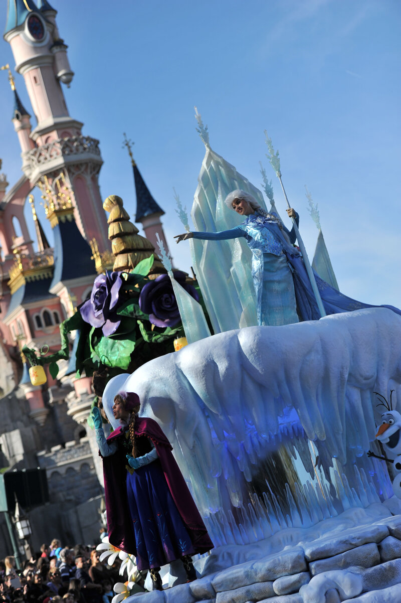 Bunte Parade mit Disney-Figuren durch den Disneyland Park Paris