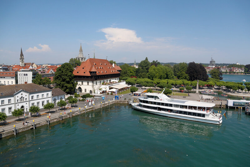 Konzilgebäude und Ausflugsdampfer MS Lindau im Hafen Konstanz