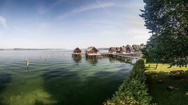 Panoramablick auf die Pfahlbauten Unteruhldingen am Bodensee