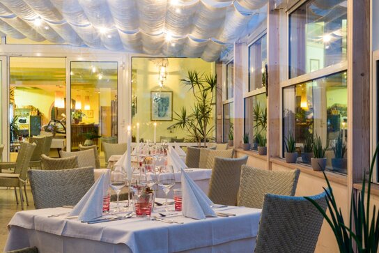 gedeckter Tisch im Wintergarten