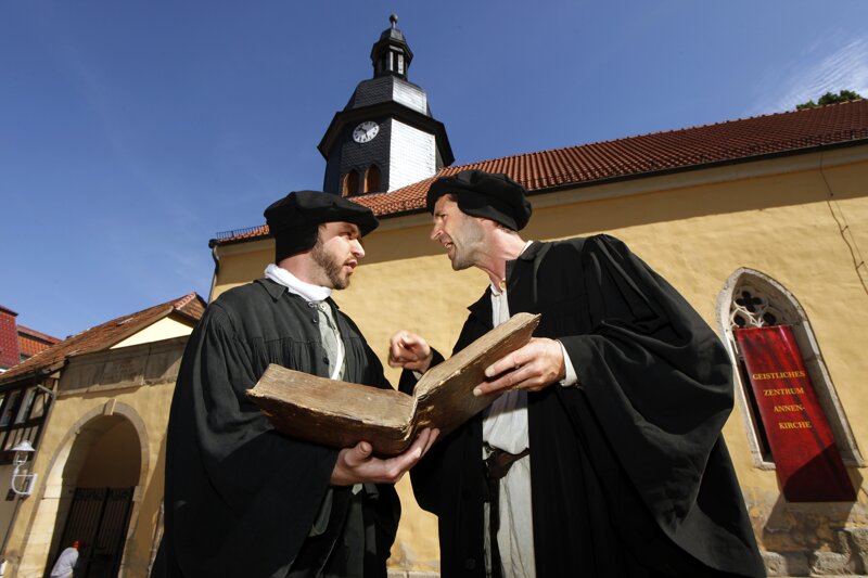 zwei verkleidete Gelernt