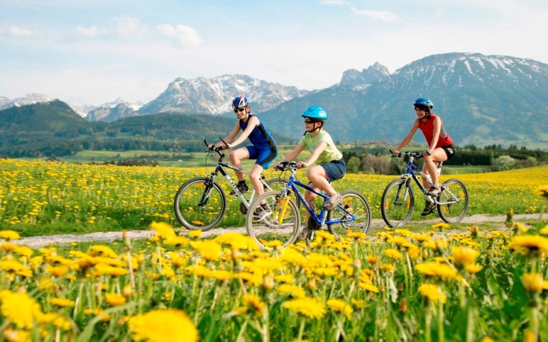 Familie radelt im Pfrontener Tal