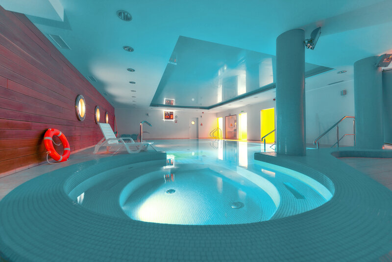 Innenpool mit Liegen