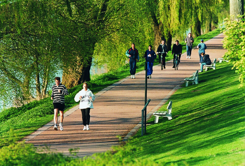 Joggerin am Ufer des Aasees in Münster
