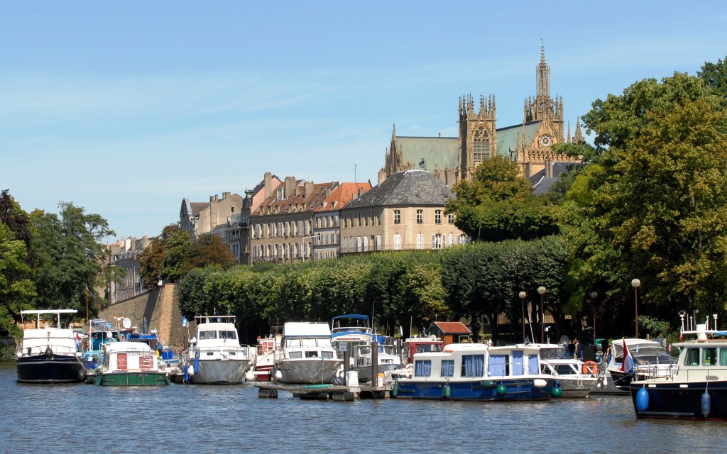 Hafen von Metz mit Schiffen