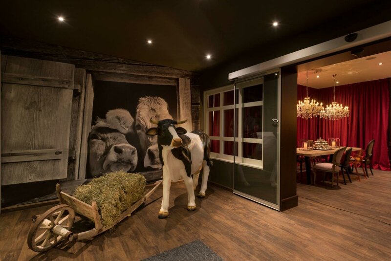 lebensgroße Kuhfigur im Hotel