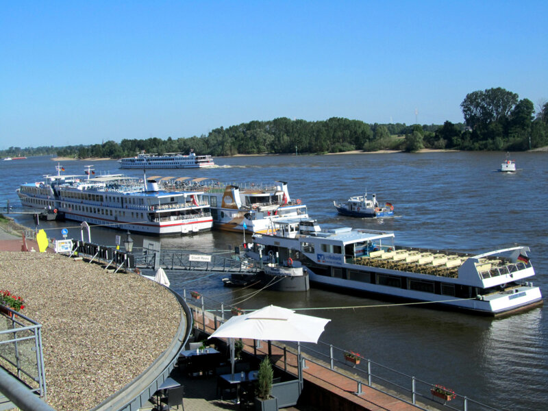 Schiff am Schiffsanleger