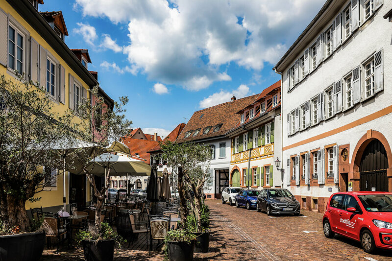 Marktplatz Karlsruhe mit Sandsteinpyramide – das historische Zentrum nahe Durlach