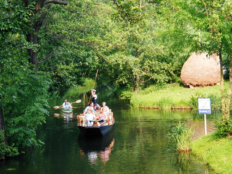 Traditioneller Spreewaldkahn auf einem der Fließe im Biosphärenreservat