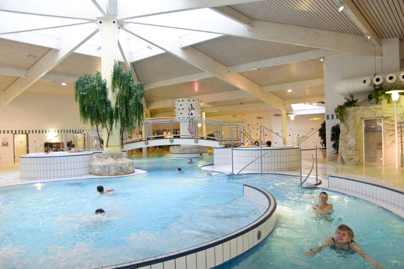 SauerlandBad Innenpool mit Menschen