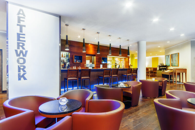 Bar mit Ledersesseln
