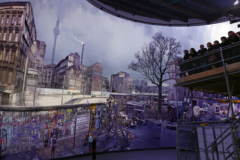 2012 DIE MAUER  c asisi Foto Tom Plattform Todesstreifen