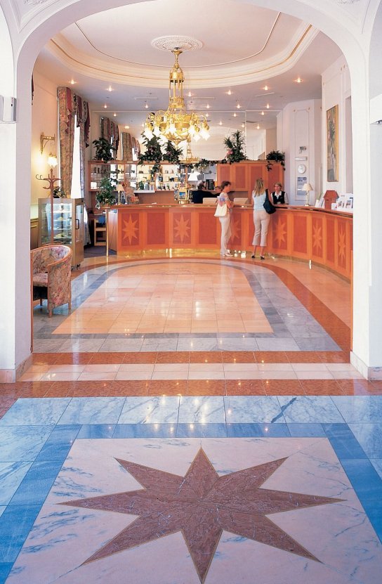 Empfangshalle mit Mamorboden