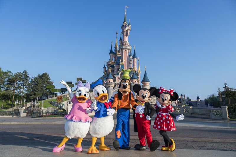 Donald, Daisy, Goofe, Micheky und Minnie Maus vor dem Schloss