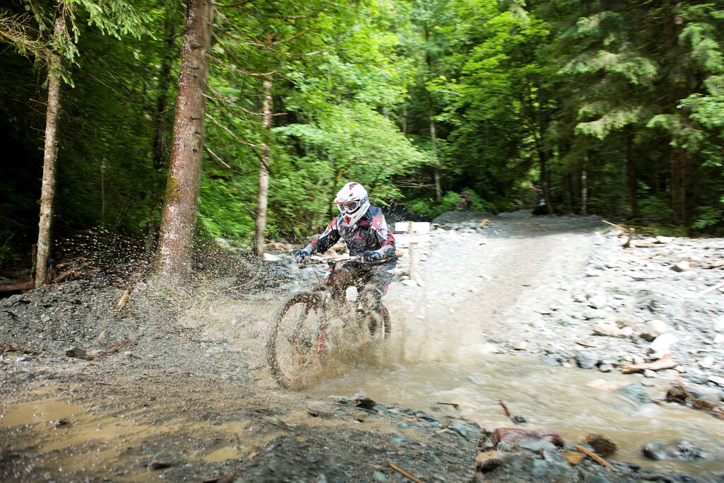 Downhiller-bei-der-Abfahrt-im-Bikepark-Hopfgarten Archiv-TVB-Ferienregion-Hohe-