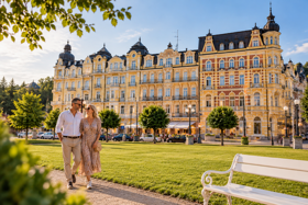Goldene_Parkpromenade_vor_Belle-_poque-Hotel
