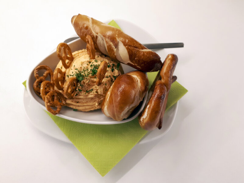 Spundelkäs mit Bretzel – regionale Spezialität beim Weingut Hemmes Bingen