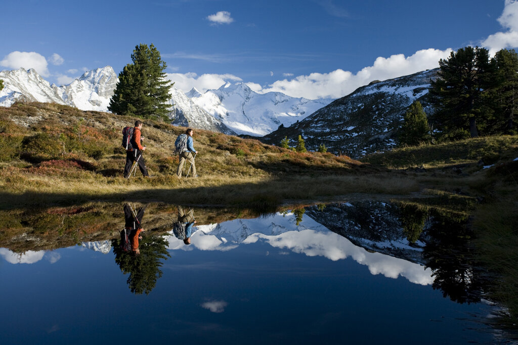 Zwei Wanderer im herbstlichen Zillertal