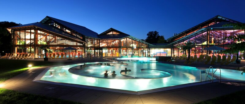 Außenbecken der Therme im Dunkeln mit Beleuchtung