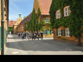 Besuchergruppe in der Fuggerei, Bild Regio Augsburg Tourismus GmbH, Friedrich Stettmayer