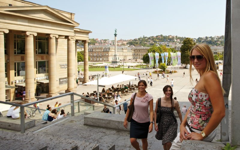 Kleiner Schlossplatz Stuttgart Frau lachend auf Treppe
