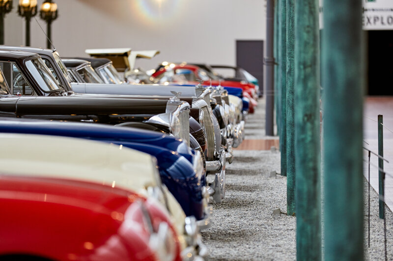 Innenansicht der Cité de l'Automobile – historische Fahrzeuge in der Ausstellungshalle