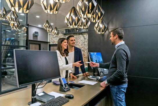 Begrüßung an der Rezeption im HARBR. hotel Heilbronn