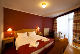 Zimmer-Komfort-Doppelzimmer c Hotel zur post