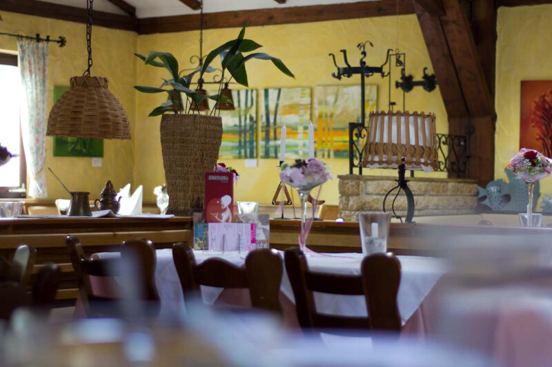 Restaurant mit gedeckten Tischen