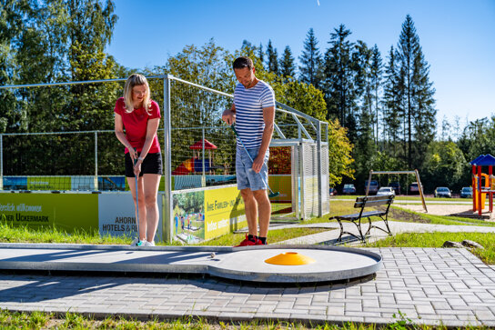 Minigolf und Fußballfeld