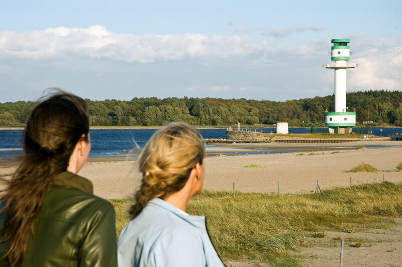 Frauen vor einem Leuchtturm