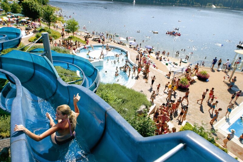 Kind rutscht in der blauen Rutsche im Aqua Fun