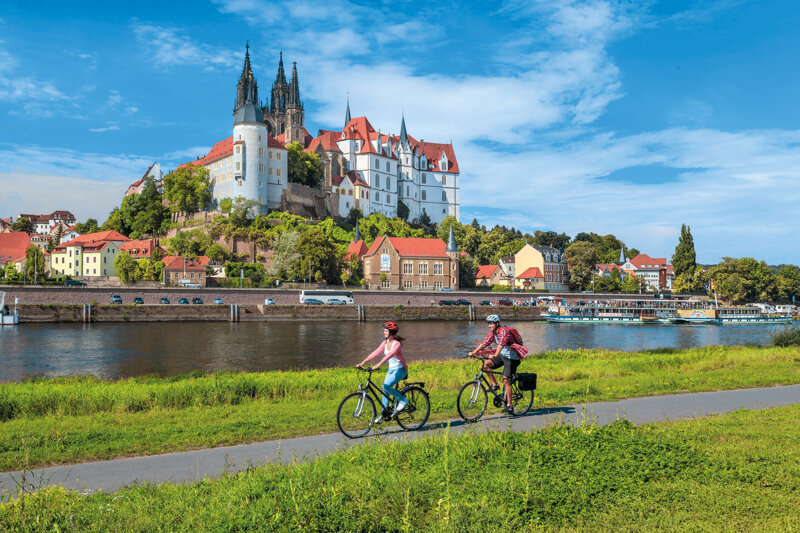 Elberadweg bei Meißen – Radtouristen mit Blick auf Dom und Albrechtsburg