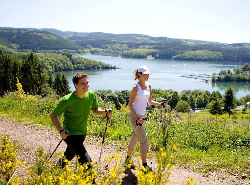 Paar beim Nordic Walking