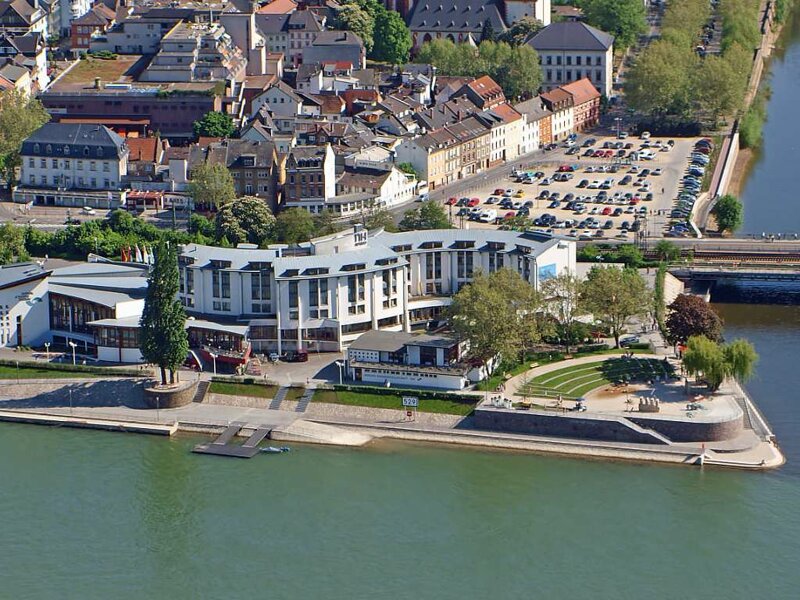 NH Hotel Bingen von oben mit Fluss im Vordergrung
