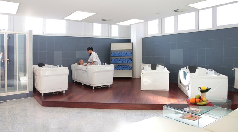 Wellnessbereich mit Badewannen