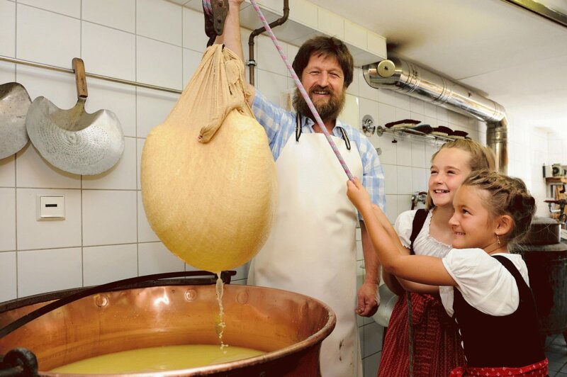 Kinder halten einen Käse