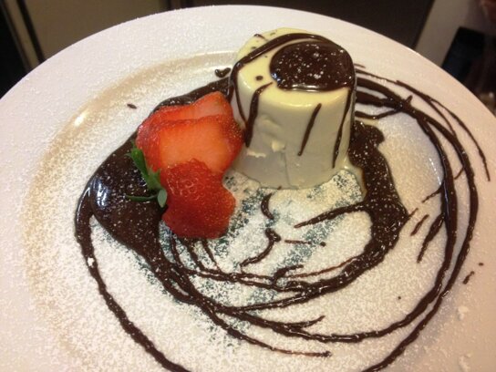 Nachtisch auf Teller mit Schokodeko