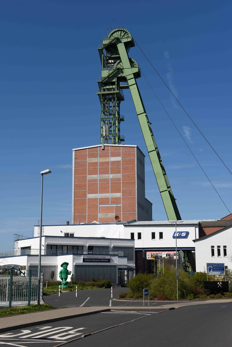 Bergwerk von außen mit Förderturm