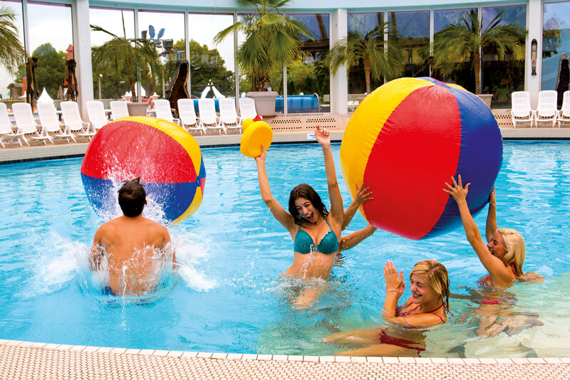 Erlebnisbad Miramar in Weinheim - Innenpool mit Personen und Wasserbällen