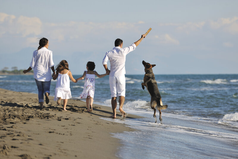 Familie mit Hund am Strand