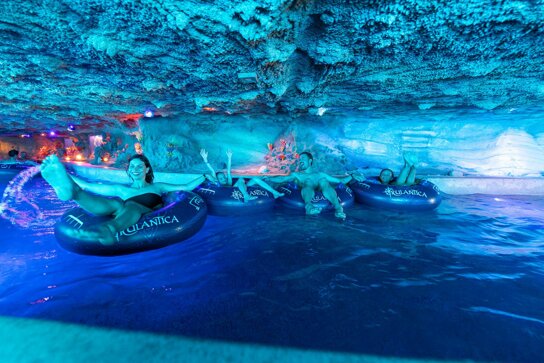Menschen in Schwimmringen auf den Lazy River